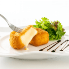 Fondue de fromage panée croustillante avec salade verte et réduction balsamique