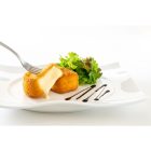 Fondue de fromage panée croustillante avec salade verte et réduction balsamique