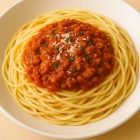 Assiette de spaghettini frais nappés d’une sauce à la viande maison Morini Pasta